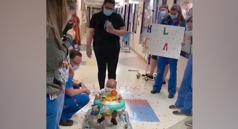 مستشفى يحتفل بطفل عمره 10 أشهر أكمل العلاج الكيميائي (فيديو)