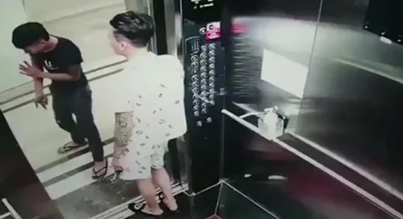 محاولة لنقل لوح زجاج باستخدام المصعد تنتهي بالفشل (فيديو)