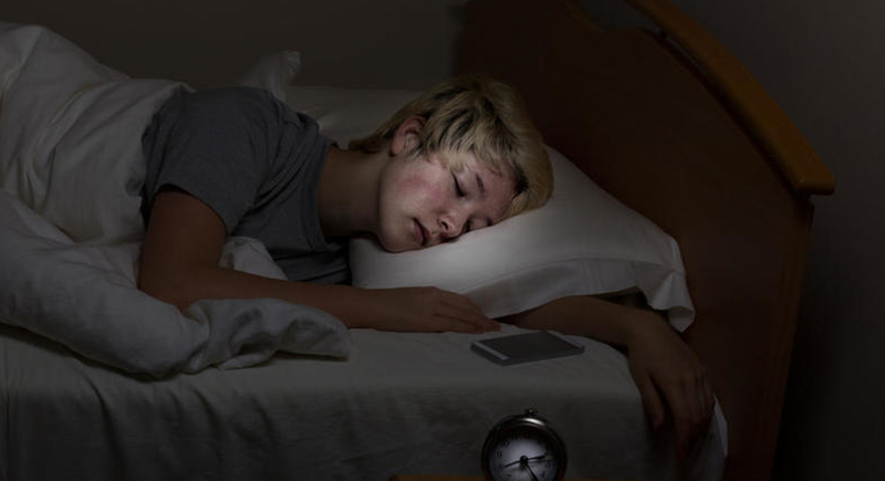 مخاطر النوم اقل من سبعة ساعات في الليل على صحتك