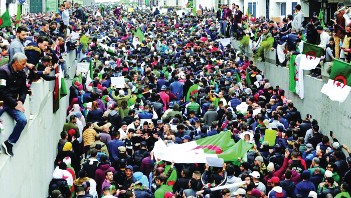 الجزائر.. المئات يتظاهرون دعما لمعتقلي الحراك