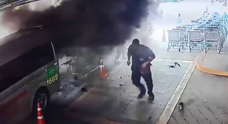 لحظة انفجار أسطوانة أكسجين في سيارة إسعاف تنقل مريضا (فيديو)