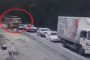 حادث مروع... شاهد شاحنة تسحق 5 سيارات خلال ثوان (فيديو)