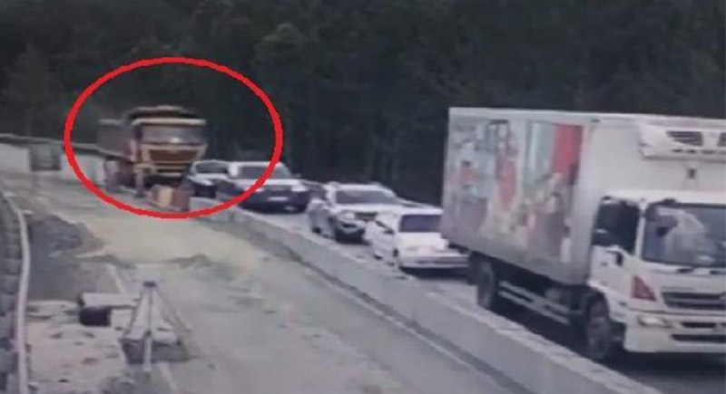 حادث مروع... شاهد شاحنة تسحق 5 سيارات خلال ثوان (فيديو)