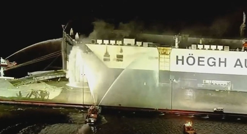 حريق بسفينة محملة بسيارات في ميناء أمريكي (فيديو)