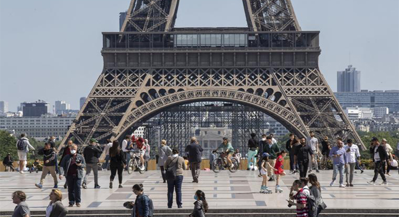 بعد غلقها لشهور.. سكان باريس يستمتعون بالشمس مع إعادة فتح الحدائق