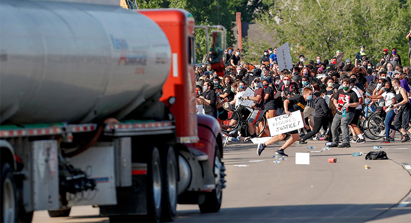 شاحنة ضخمة تهاجم المتظاهرين في الولايات المتحدة (فيديو)