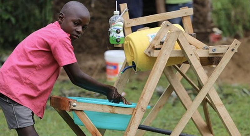 جائزة رئاسية لطفل كيني صنع آلة خشبية لتقليل عدوى كورونا