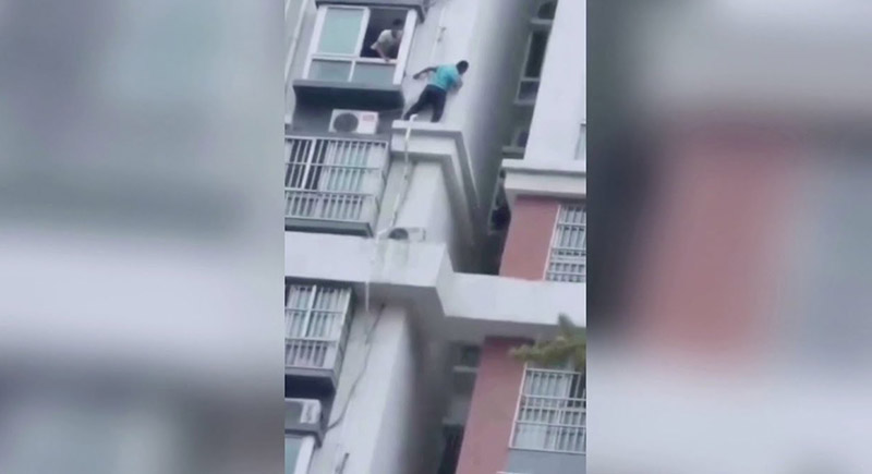 شابان يقومان بعملية إنقاذ خطيرة لفتاة صغيرة في الطابق الخامس عشر (فيديو)
