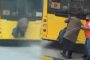 مسنة أوكرانية تتعلق بسلم الحافلة الخارجي بسبب قيود الحجر الصحي (فيديو)