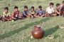 فيديو.. قرية هندية تجبر أطفالها على شرب الكحول لوقايتهم من كورونا