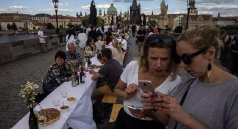 سكان التشيك يحتفلون بانتهاء وباء كورونا بحفل عشاء جماعي على جسر