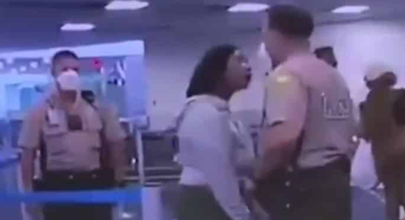 شرطي أمريكي يلكم وجه امرأة بقوة في مطار ميامي (فيديو)