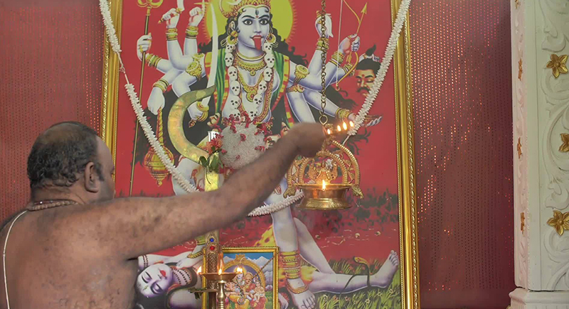في الهند.. كورونا يتحول إلى إله يصلي له الناس ويقدمون القرابين (فيديو)