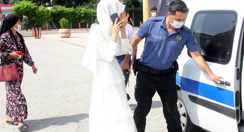 سبب غريب يدفع عروس للاستنجاد بالشرطة يوم زفافها (فيديو)