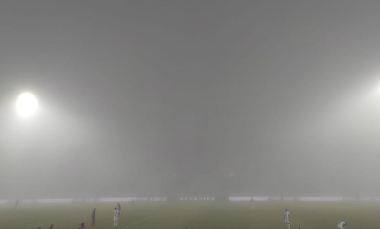 توقف مباراة الدفاع الحسني الجديدي والمغرب التطواني بسبب الضباب الكثيف