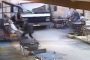 امرأة متهورة تحطم مطعما بشاحنتها (فيديو)