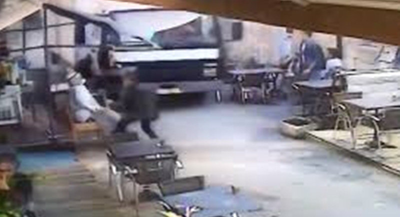 امرأة متهورة تحطم مطعما بشاحنتها (فيديو)