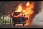 سائق شاحنة مشتعلة يخاطر بحياته لإنقاذ آخرين (فيديو)