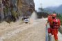 عملية إنقاذ لـ 3 صينيين من فيضان ضخم (فيديو)