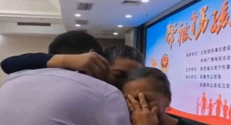 أب وأم يعثران على ابنهما بعد 38 عاما من اختطافه في الصين (صور)