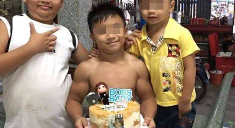 تقزم أم مرض نادر؟ طفل فيتنامي يلفت الأنظار إليه بسبب عضلاته
