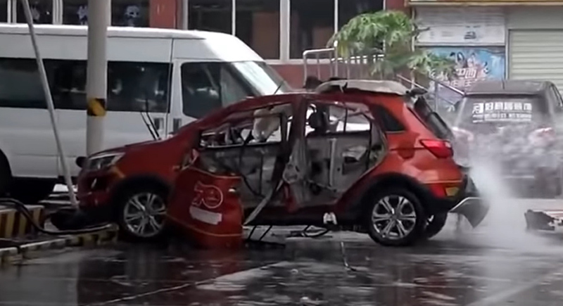 انفجار سيارة كهربائية أثناء إعادة شحنها (فيديو)
