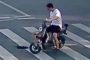شاب ينفذ حيلة ذكية لإنقاذ السيارات من حفرة في الطريق (فيديو)