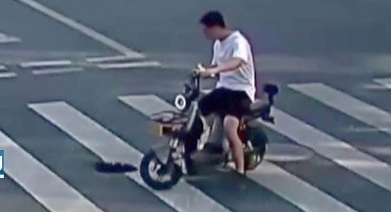 شاب ينفذ حيلة ذكية لإنقاذ السيارات من حفرة في الطريق (فيديو)