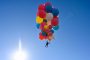رجل يطير على ارتفاع 8 آلاف متر بواسطة بالونات الهيليوم (فيديو)