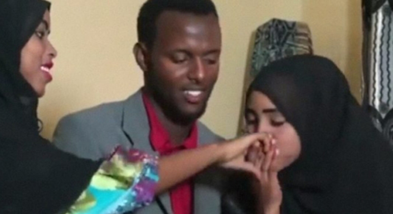 شاب يتزوج امرأتين برضاهما في يوم واحد (فيديو)