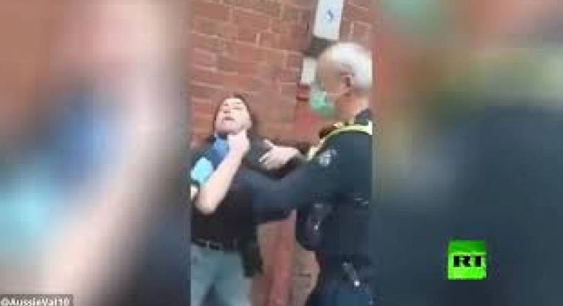 ضابط الشرطة الأسترالية يخنق امرأة بعد رفضها ارتداء كمامة (فيديو)