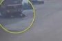 نجاة قائد دراجة من الموت بأعجوبة بعد سقوطه هو وابنته تحت عجلات شاحنة (فيديو)