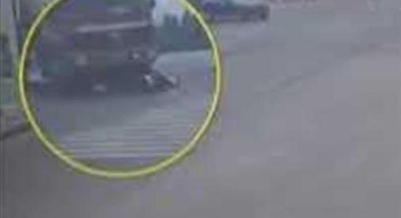 نجاة قائد دراجة من الموت بأعجوبة بعد سقوطه هو وابنته تحت عجلات شاحنة (فيديو)