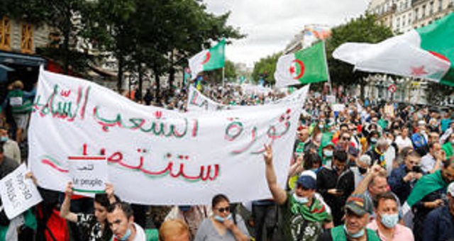 الجزائر.. النظام يسعى للقضاء على زخم الحراك  من خلال الدستور الجديد