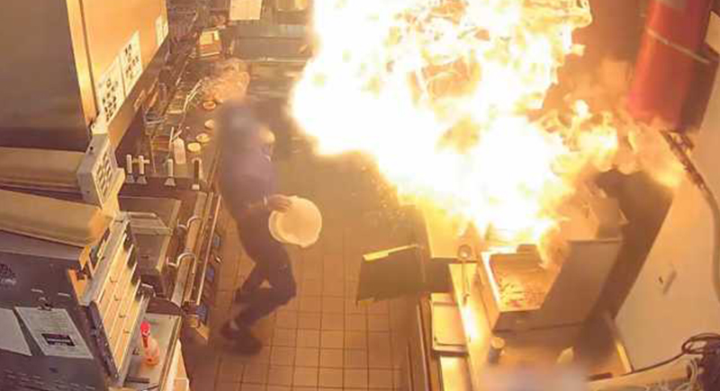 عامل بمطعم للوجبات السريعة حاول إخماد حريق الزيت بالماء.. فتسبب في كارثة (فيديو)
