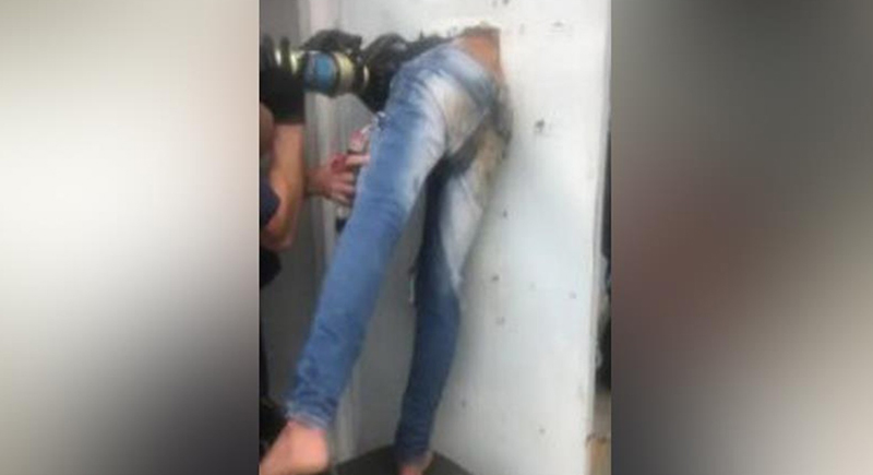 بالفيديو: انحشر جسده لـ 3 ساعات.. محاولة هروب غريبة بقسم شرطة