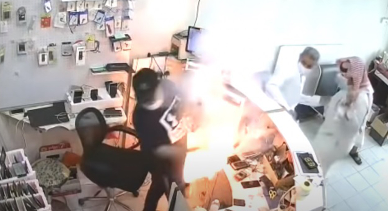 فيديو.. انفجار بطارية هاتف في وجه صاحب محل بالسعودية