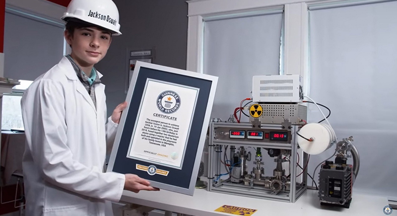 طفل يدخل موسوعة جينيس بعد بناء مفاعل نووي (فيديو)