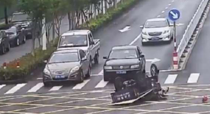 صيني ينجو من الموت بعد انقلاب دراجة ثلاثية عليه (فيديو)