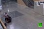 كاميرات تسجل لحظة هجوم مروع على ضابط شرطة في لوس أنجلوس (فيديو)