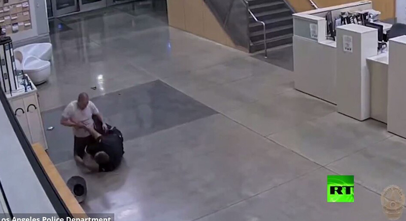 كاميرات تسجل لحظة هجوم مروع على ضابط شرطة في لوس أنجلوس (فيديو)