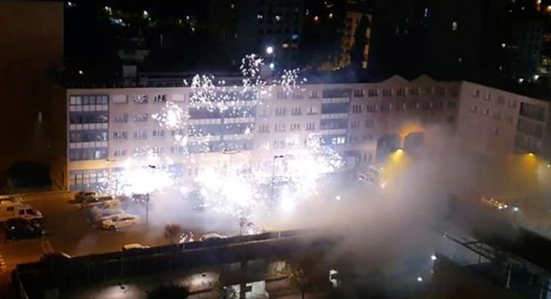 هجوم على مركز شرطة في باريس باستخدام الألعاب النارية (فيديو)