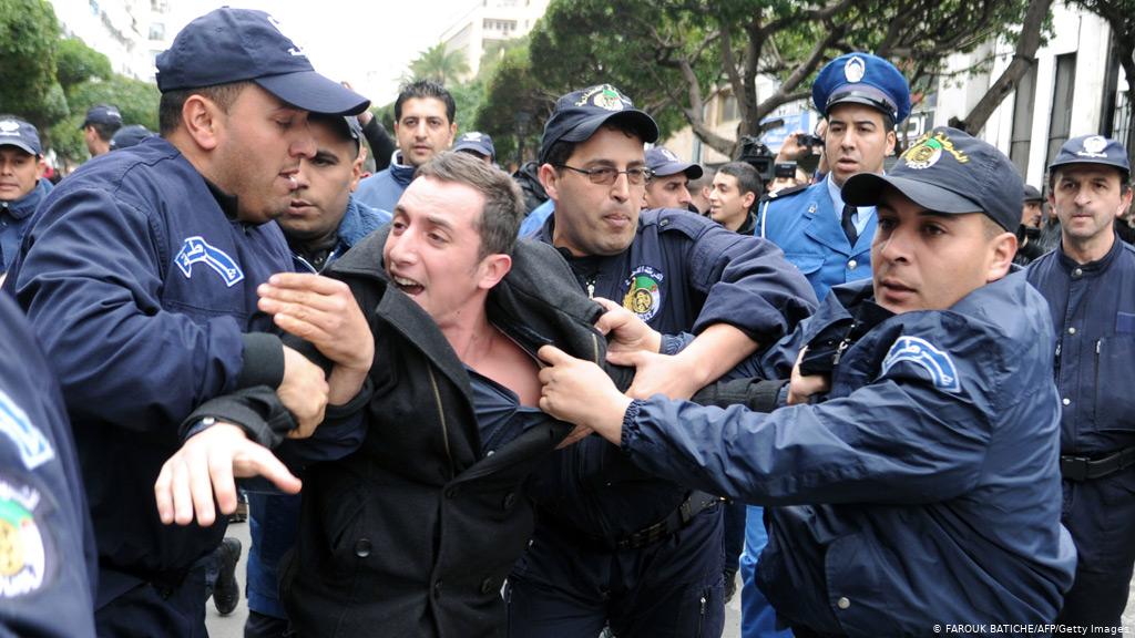 بسبب آرائهم.. حوالي 100 جزائري يقبعون في السجون