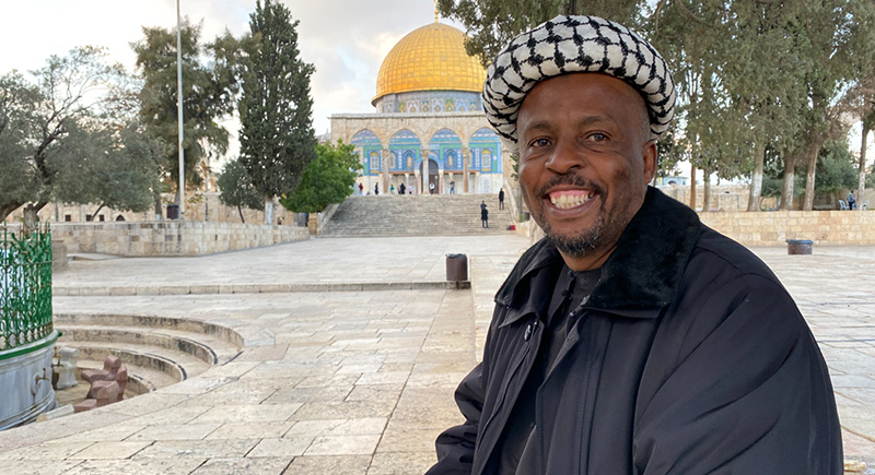 افريقي يصل إلى القدس مشيا في رحلة استغرقت عامين