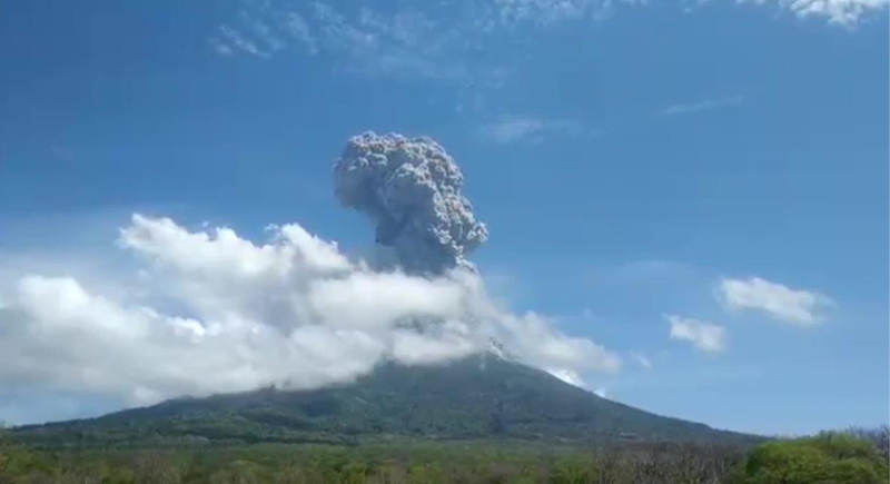 أندونيسيا: بركان يستيقظ بعد سبات تواصل 8 سنوات (فيديو)