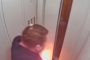 شخص كاد أن يحرق نفسه في المصعد (فيديو)