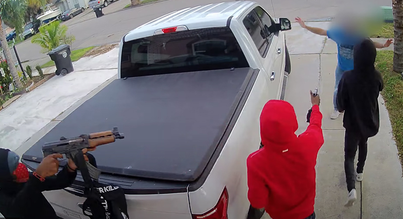 سطو مسلح واعتداء على سائق شاحنة في وضح النهار (فيديو)