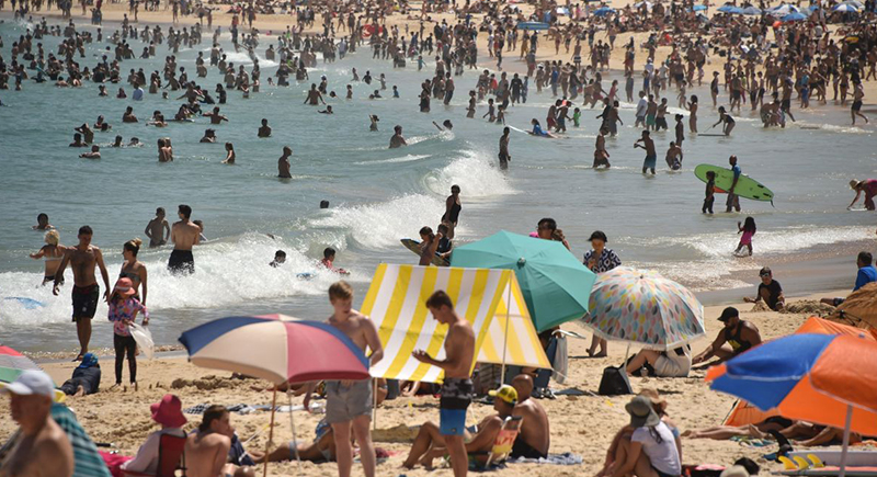الحرارة بلغت 40 درجة: الأستراليون يفرّون إلى الشواطئ من شدّة الحر (فيديو)
