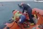 مشهد مأساوي لصرخة مهاجرة سقط رضيعها في البحر (فيديو)