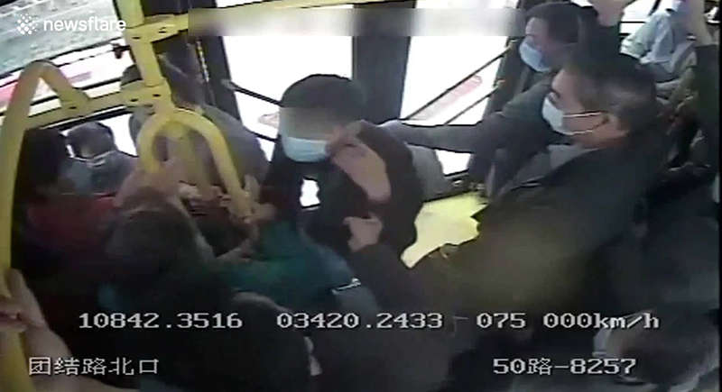 شاهد ماذا فعل ركاب حافلة بلص حاول الهروب (فيديو)